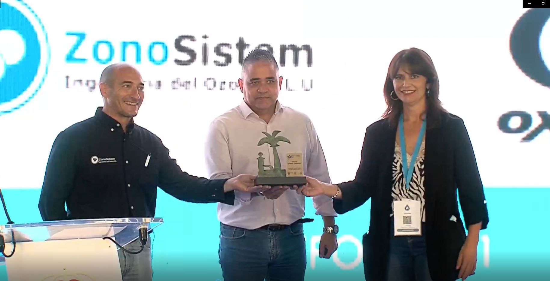 Momento de entrega do prémio partilhado pela ZonoSistem e OX-CTA, da esquerda para a direita, Vicente Segura da empresa ZonoSistem, o Presidente da Câmara Francisco Javier Ruiz e Ramoni Sánchez Carmona da empresa OX-CTA